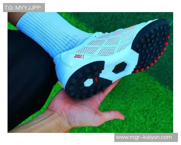 掌控型足球鞋的选择与技巧提升你的球场表现与技术水平